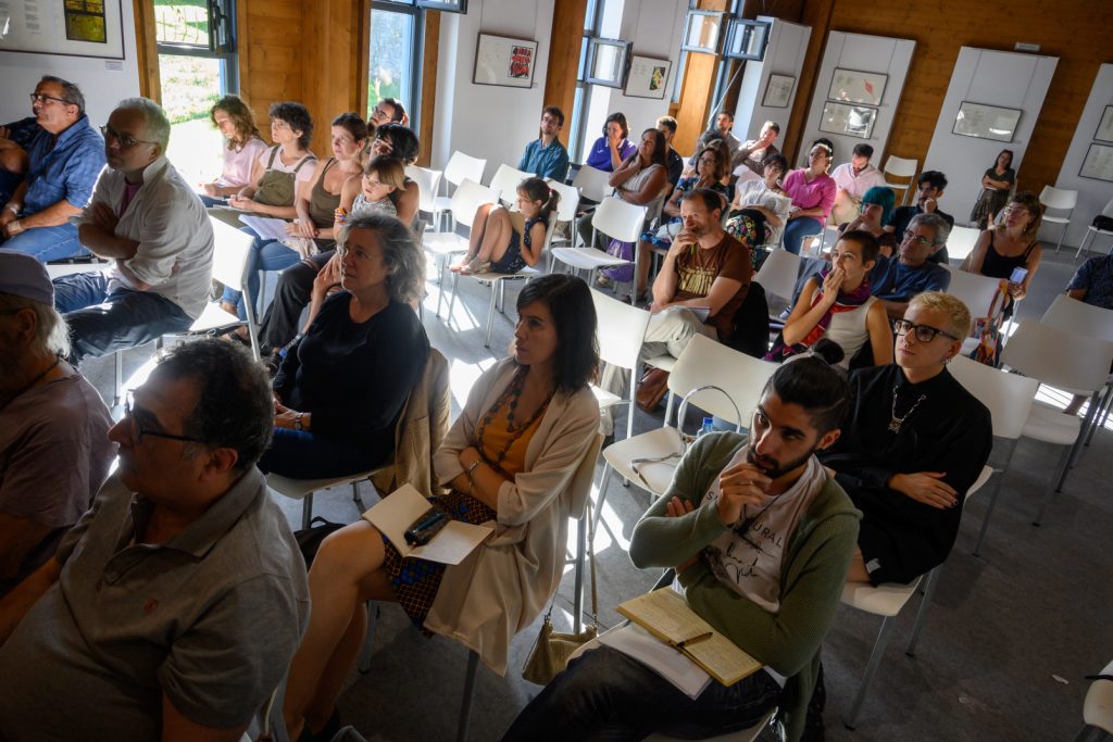 Fotografía del congreso Filosofía y Ruralidades. Personas sentadas escuchando una ponencia.